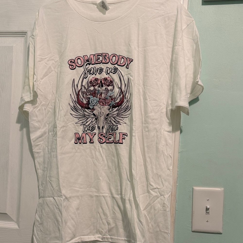 🌹Hanes White‎ Graphic Tee with Bold Design. I Somebody save me. NWOT